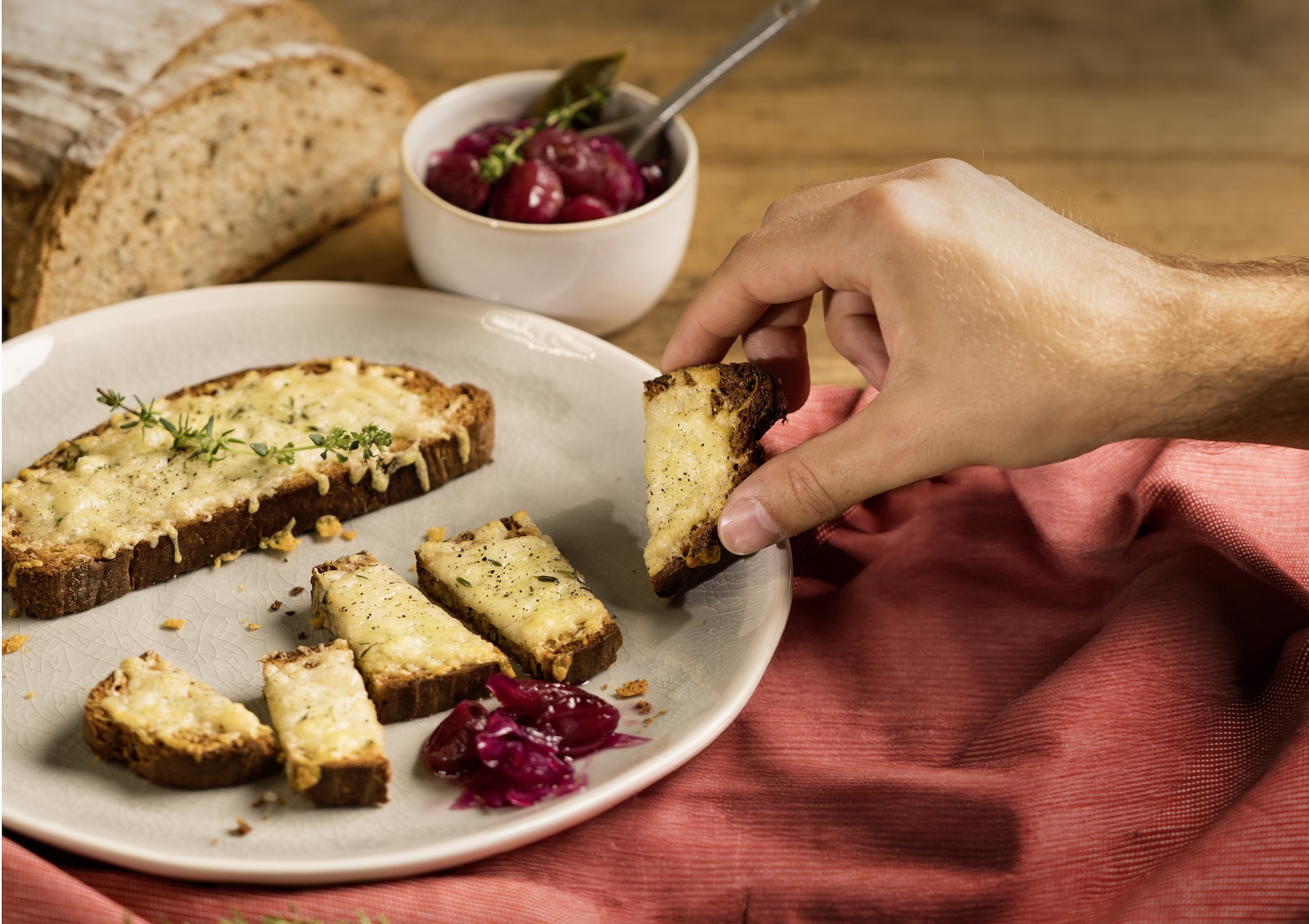 bildstadt – Editorial Foodfotografie – Brotzeit – geschnittene belegte Brotscheiben