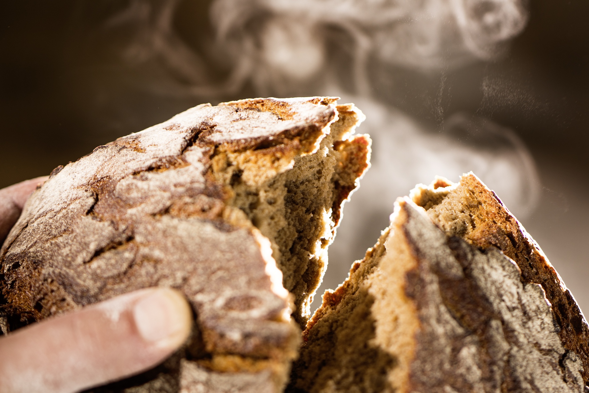 bildstadt – Editorial Foodfotografie – Brotzeit – Dampfendes frisches Brot