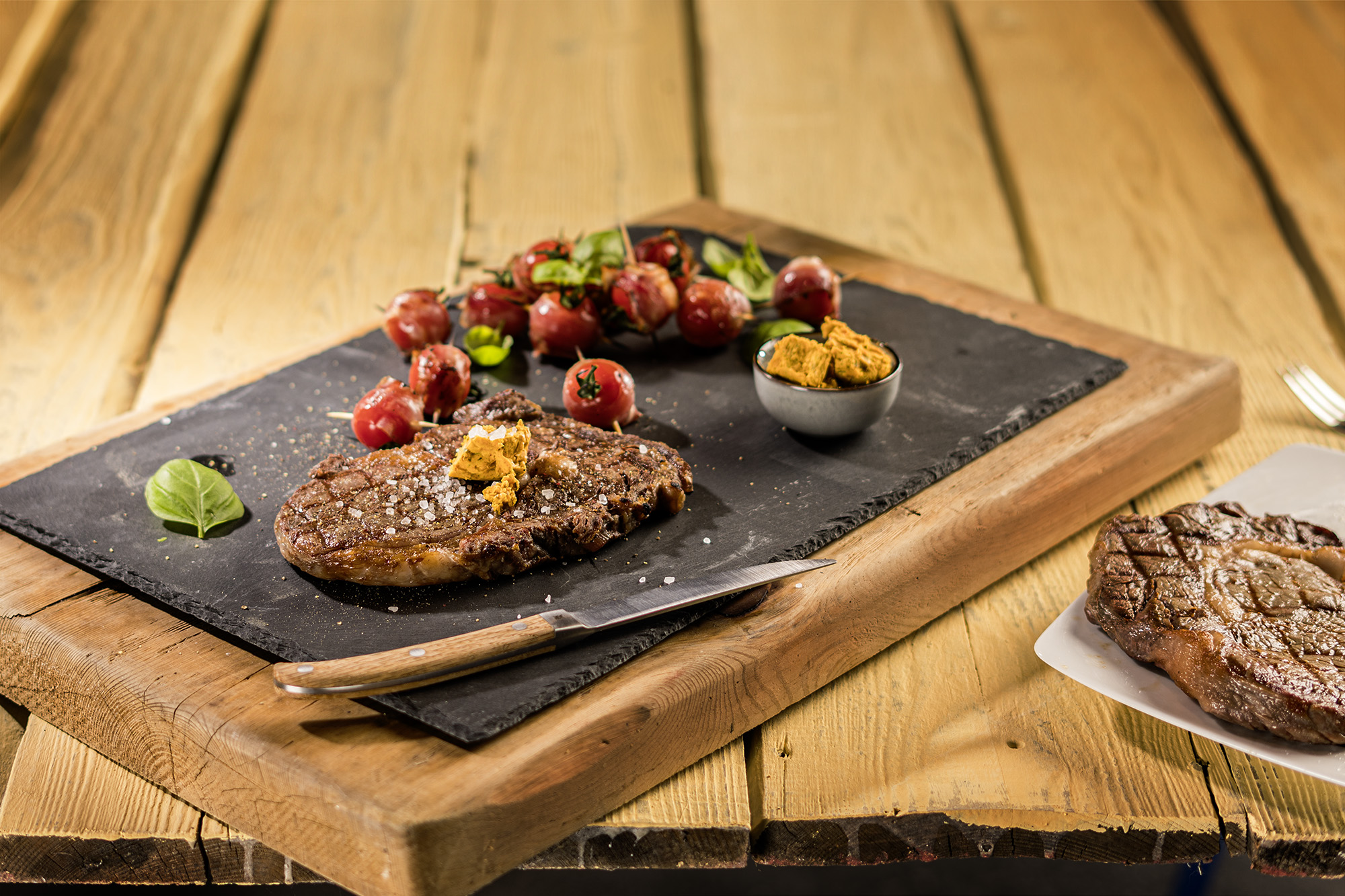 bildstadt Editorial Foodfotografie – Grillsaison Rezepte – Fleisch auf Schieferplatte mit Messer