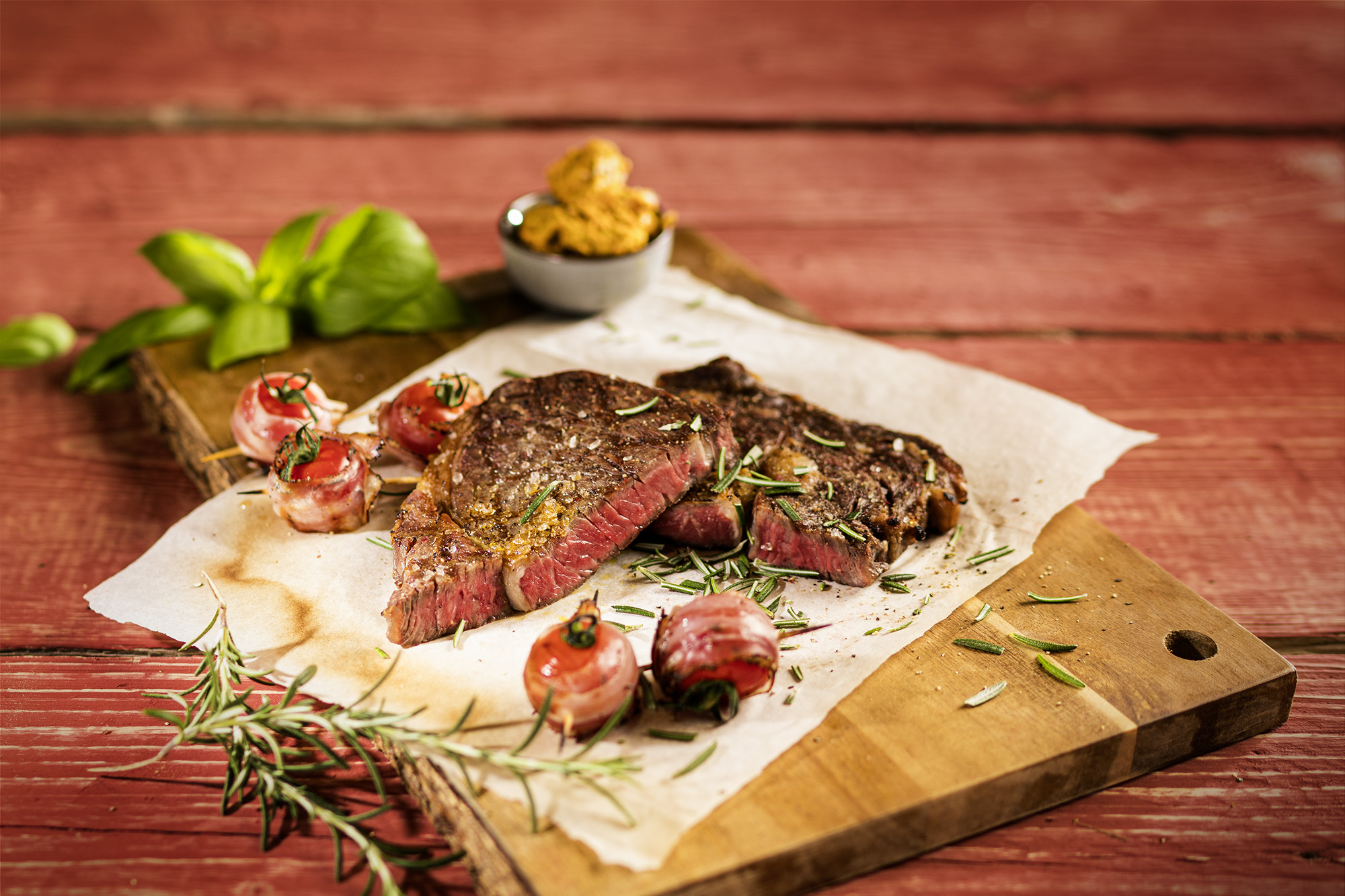 bildstadt Editorial Foodfotografie – Grillsaison Rezepte – Fleisch auf Papier mit Beilagen