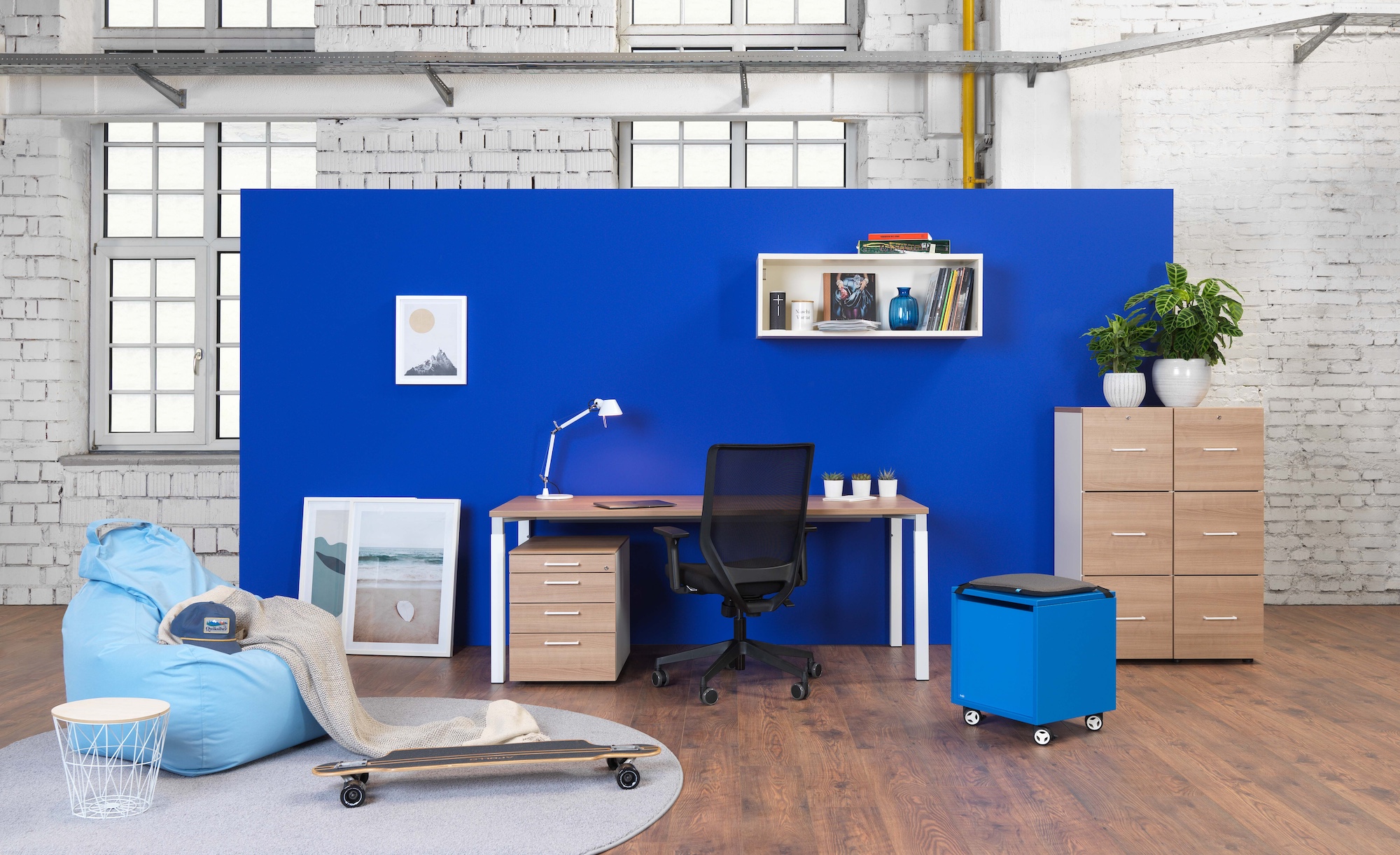 bildstadt – Hali Imagefotografie blaue Wand mit Schreibtischm Sitzsack und Kasten