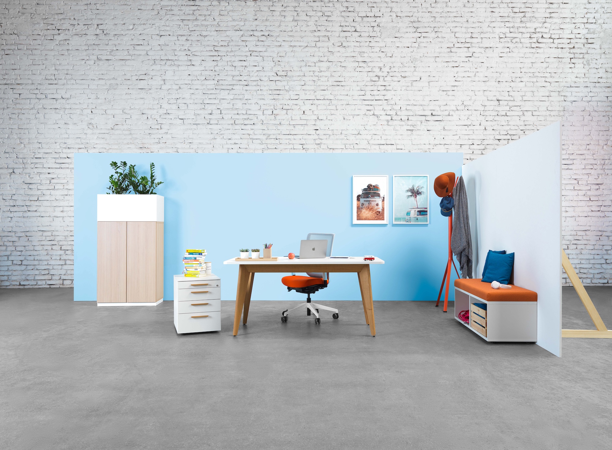 bildstadt – Hali Imagefotografie hellblaue Wand mit Schreibtisch Kasten und Garderobe