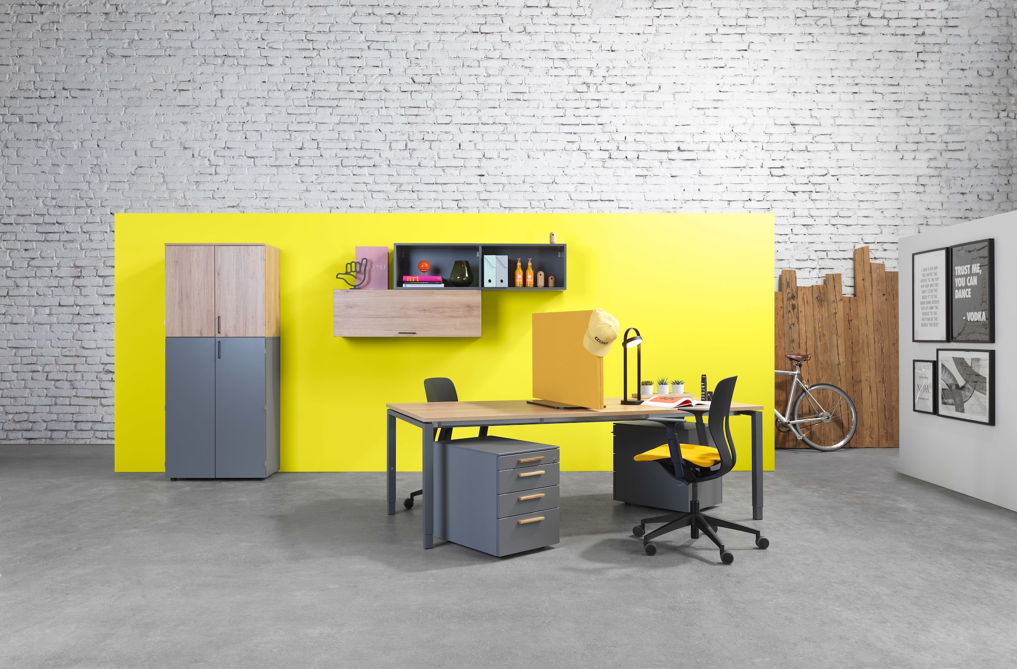 bildstadt – Hali Imagefotografie gelbe Wand mit Schreibtisch und Schrank