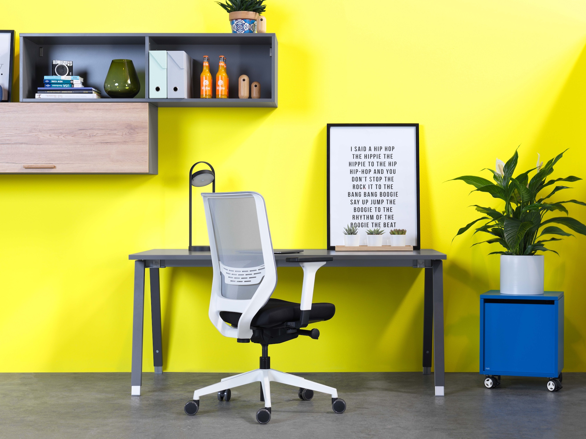 bildstadt – Hali Imagefotografie gelbe Wand mit Schreibtisch