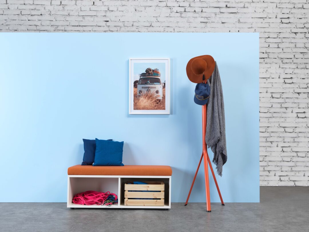 bildstadt – Hali Imagefotografie hellblaue Wand mit Garderobe