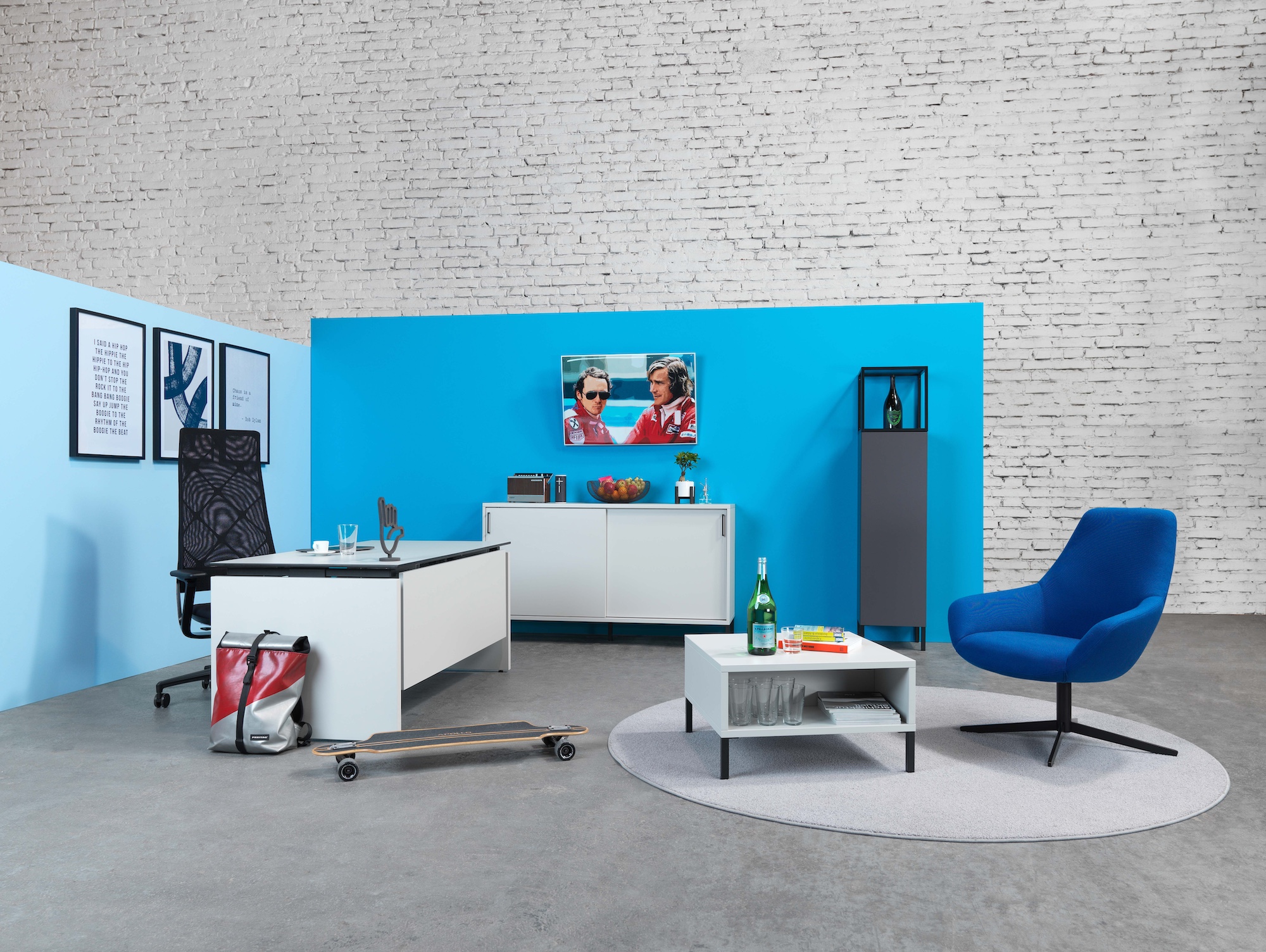 bildstadt – Hali Imagefotografie himmelblaue Wand mit Schreibtisch, Kommode und Sessel