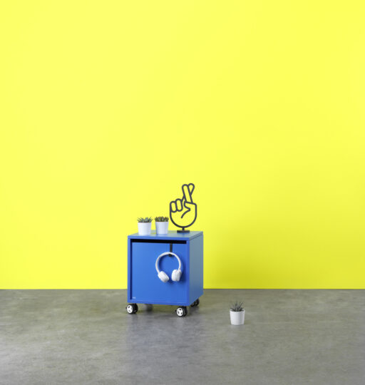 bildstadt – Hali Imagefotografie gelbe Wand mit kleinem Rollschrank