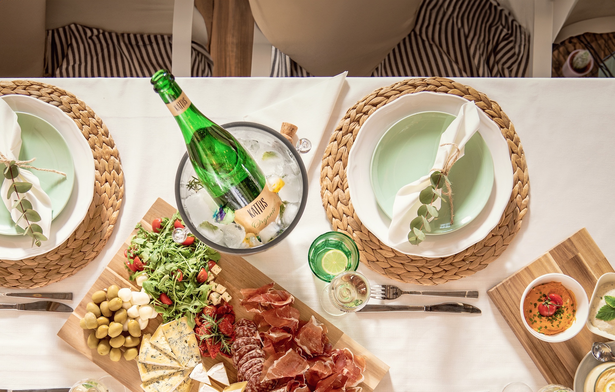 bildstadt – Editorial Imagefotografie - Kattus Organics – Flasche in Eis auf Esstisch