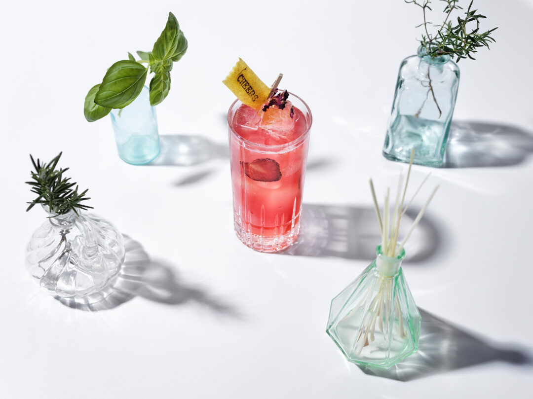 bildstadt Foodfotografie – Kenny Klein Cocktails – Glas mit rotem Cocktail und vier weiteren Gläsern zur Deko