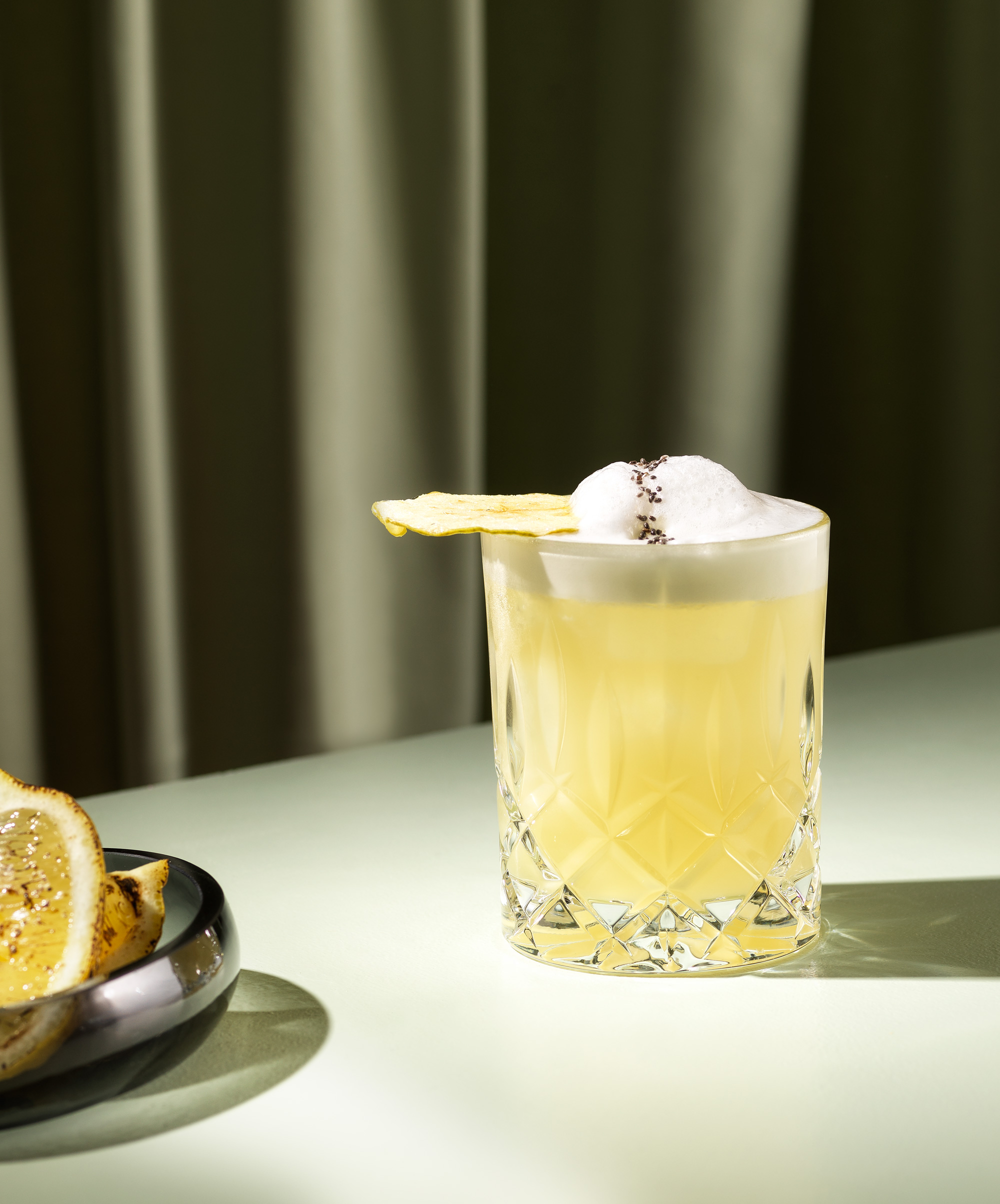 bildstadt Foodfotografie – Kenny Klein Cocktails – Zitronen Cocktail mit grünem Hintergrund