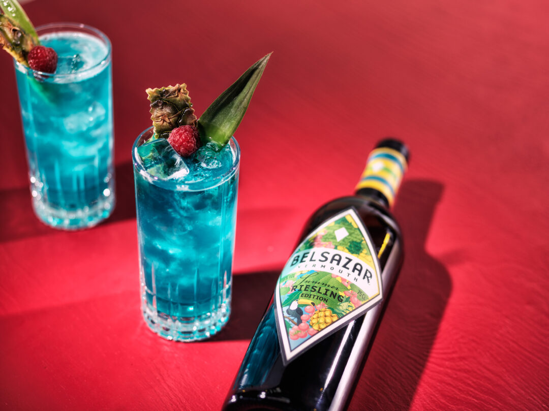 bildstadt Foodfotografie – Kenny Klein Cocktails – zwei blaue Cocktails auf rotem Hintergrund und einer Flasche