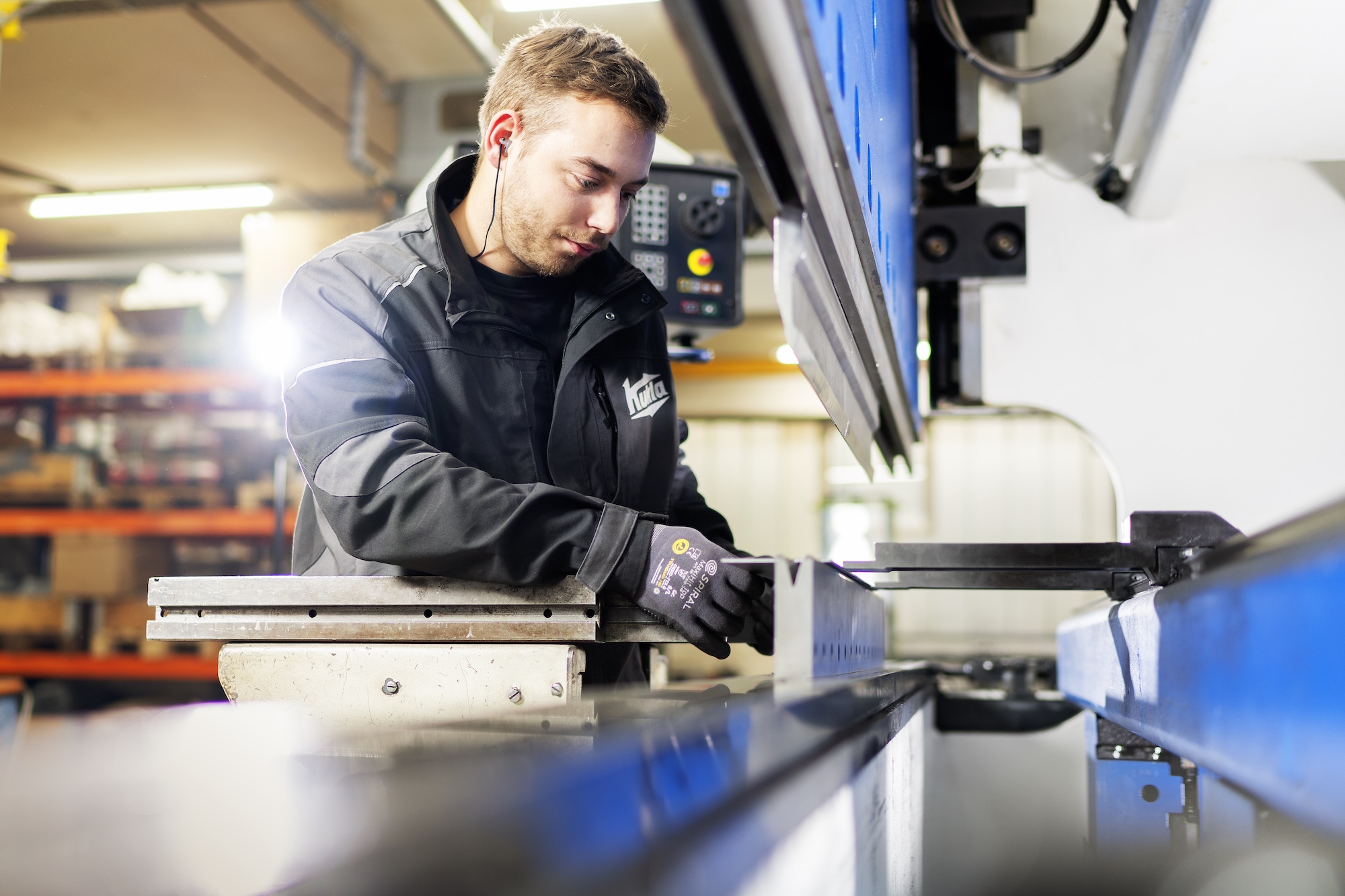 bildstadt – Industriefotografie Imagefotos – Kukla – Arbeiter an Maschine